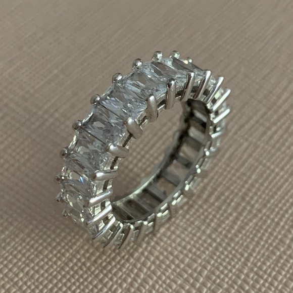 NWOT Sterling Silver Emerald large CZ EternityBand - Picture 8 of 8